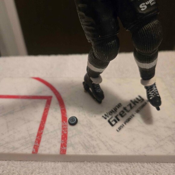 Wayne Gretzky McFarlane NHL Legends Figure & Hockey Hall of Fame Puck Set - Picture 4 of 6